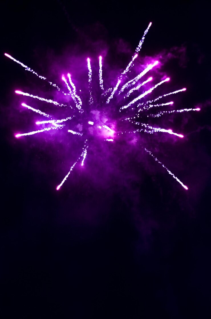 Foto uma exibição de fogos de artifício roxo com um fundo de céu roxo