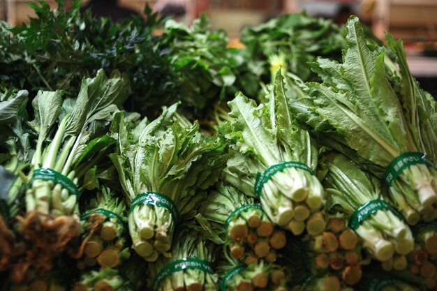 Uma exibição de legumes com a palavra " no topo ".