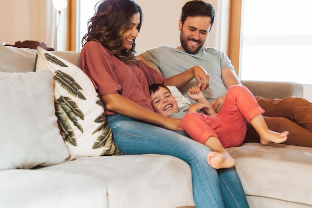 Foto uma família alegre a divertir-se em casa