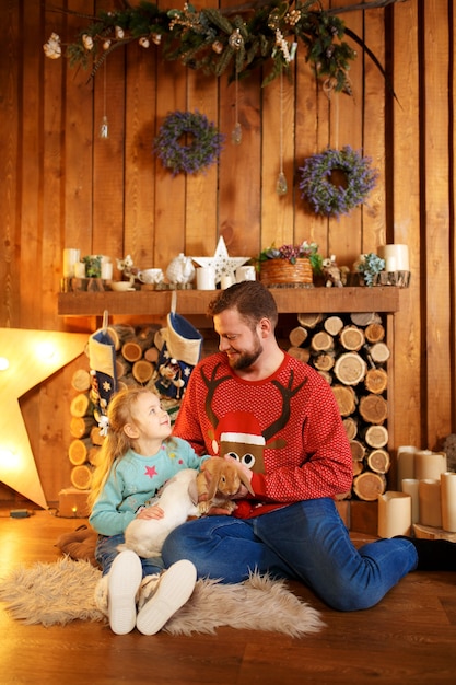 Uma família amigável celebra o Natal junto com a família.