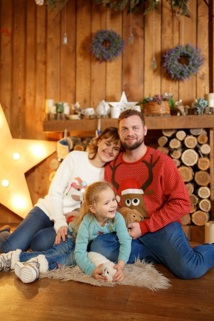 Uma família amigável celebra o Natal junto com a família.