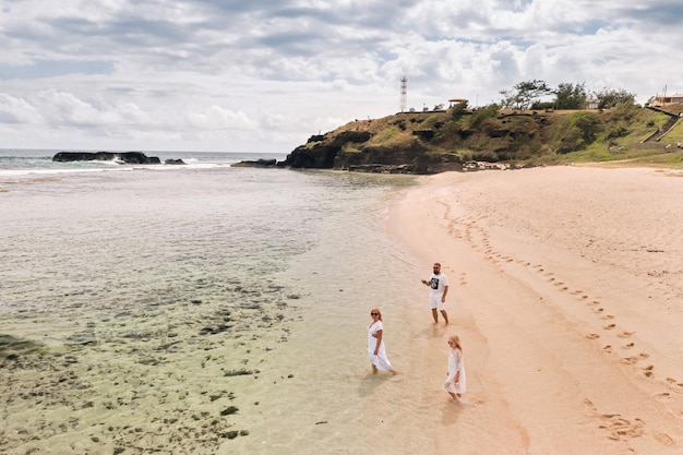 Uma família caminha na praia de Gris Gris, no sul das Ilhas Maurício, no Oceano Índico.