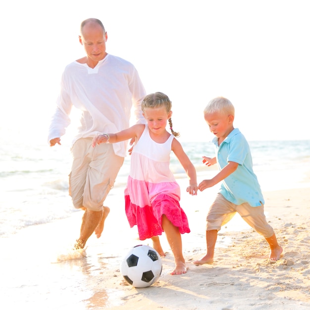 Uma família caucasiana está curtindo as férias de verão