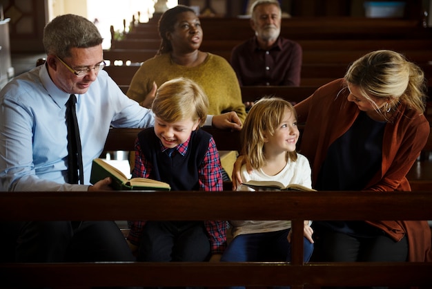 Foto uma família caucasiana na igreja