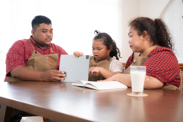 Uma família com um pai que usa uma perna prótese está felizmente ajudando uma criança