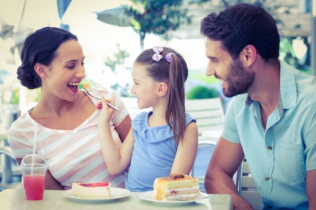 Uma família comendo no restaurante