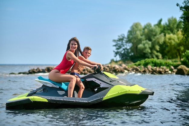 Foto uma família desfrutando de um passeio em uma moto aquática