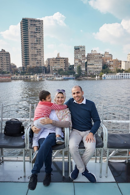 Uma família em um barco no Cairo