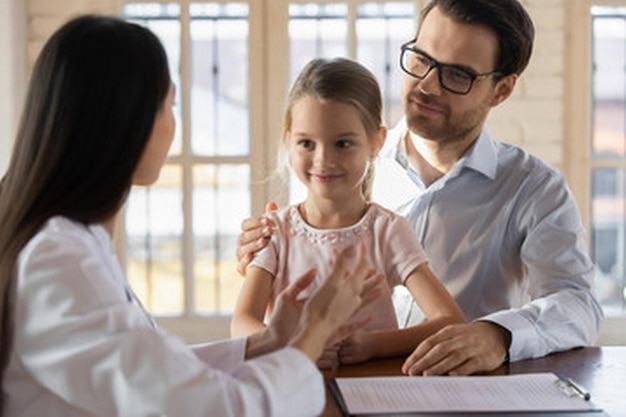 Uma família está a falar com um médico e uma rapariga.