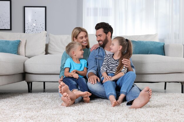 Uma família feliz a passar tempo juntos num tapete macio em casa.