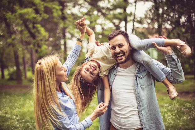 Uma família feliz com os filhos em casa a divertir-se.