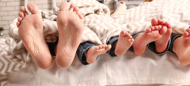 Uma família feliz com pés fofos