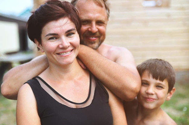 Uma família feliz da aldeia olha para a câmera e sorri emoções naturais