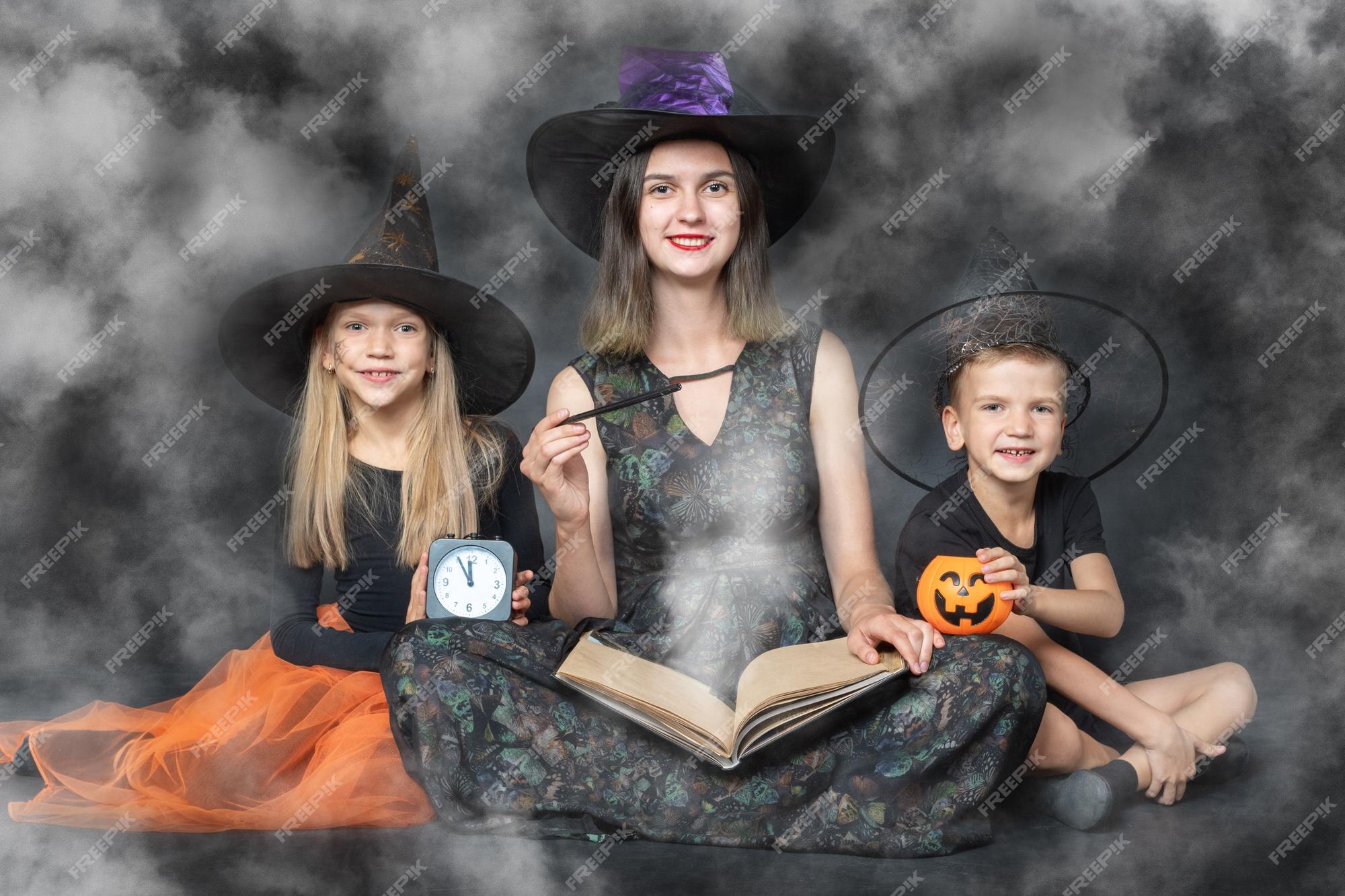 Crianças Do Halloween. Uma Família Feliz E Crianças Em Fantasias De Bruxas  Assustadoras E Chapéus Olham Para Uma Cesta Foto de Stock - Imagem de  alegria, divertimento: 254845770