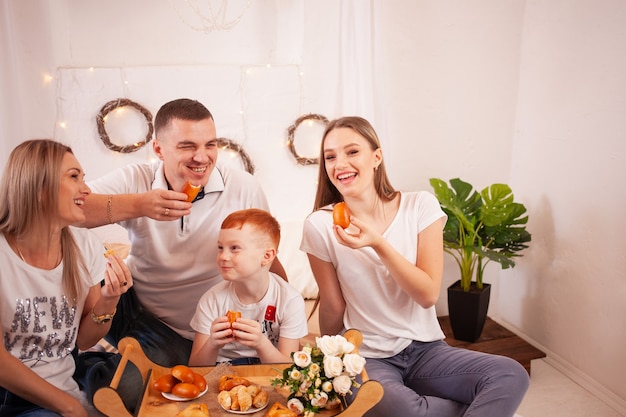 Uma família feliz sorri e come doces