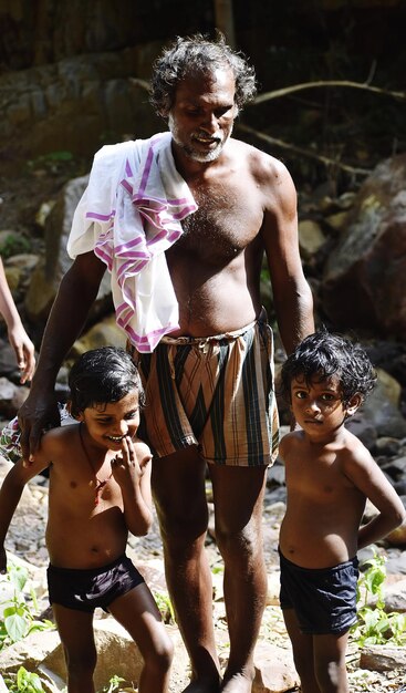 Uma família indiana feliz.