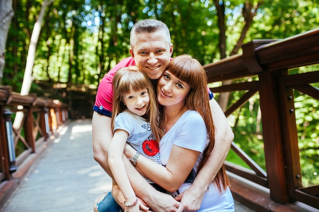 Uma família jovem, uma mãe grávida, pai, filha