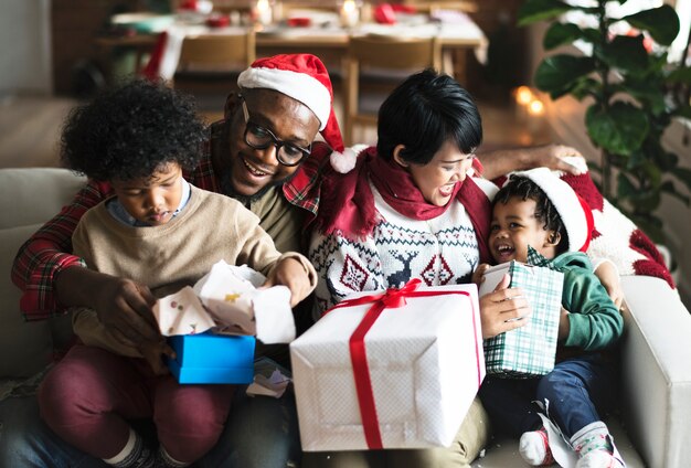 Uma família negra desfrutando de férias de Natal