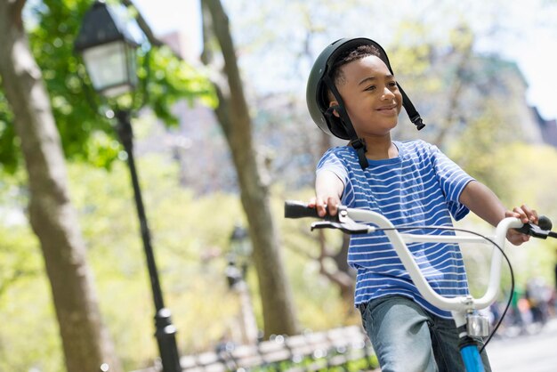 Uma família no parque em um dia ensolarado Andando de bicicleta e se divertindo