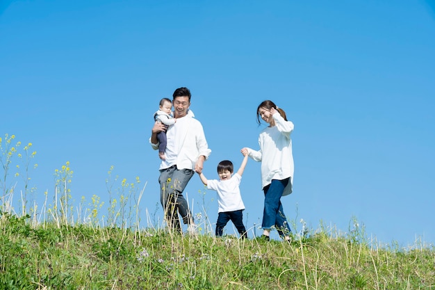 Uma família passeando enquanto se diverte em um belo dia