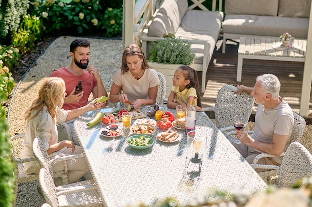 Uma família sentada à mesa de jantar junta