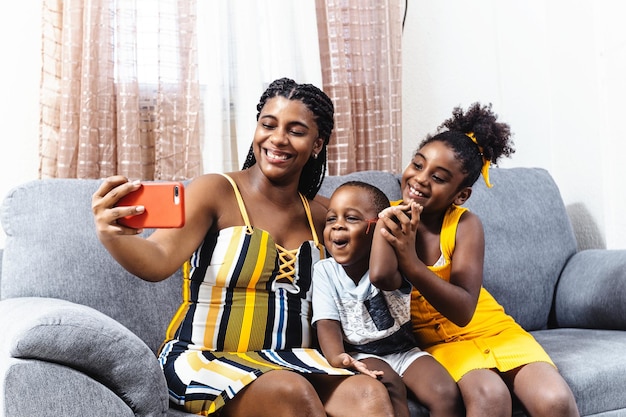 Uma família tirando uma selfie com o telefone em casa