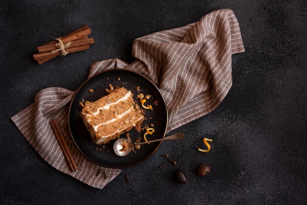 Uma fatia de bolo caseiro delicioso com noz e canela