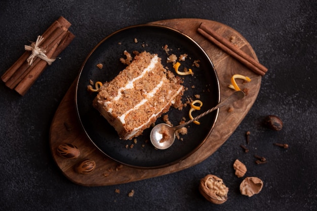 Uma fatia de bolo caseiro delicioso com noz e canela