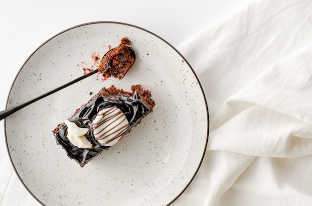 Uma fatia de bolo de chocolate vitrificado na chapa branca