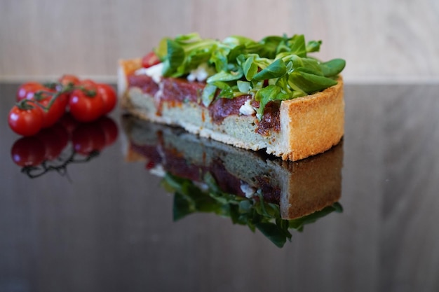 Uma fatia de bolo de vegetais deitada na superfície do espelho preto. Conceito de cozinha saudável.