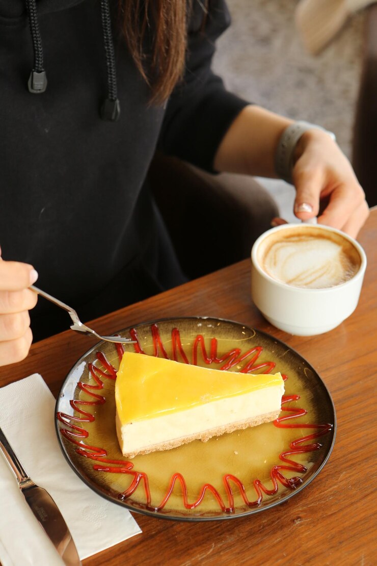 Foto uma fatia de bolo delicioso e uma xícara de café
