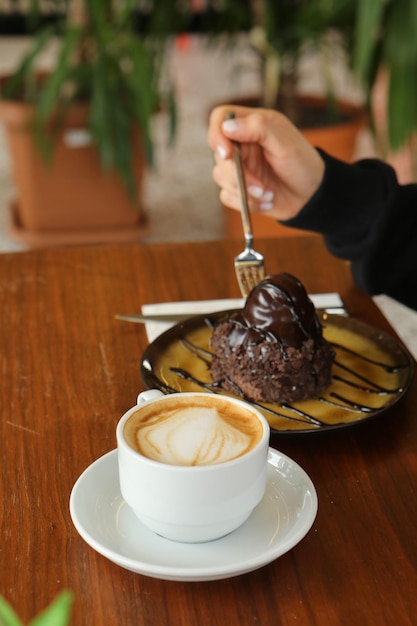 Uma fatia de bolo delicioso e uma xícara de café