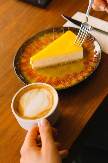 Uma fatia de bolo delicioso e uma xícara de café