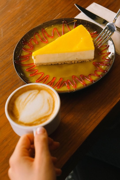 Uma fatia de bolo delicioso e uma xícara de café