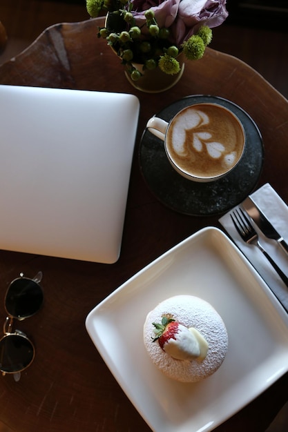 Uma fatia de bolo delicioso e uma xícara de café