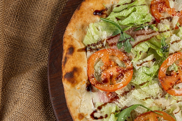 Uma fatia de pizza quente na mesa de madeira