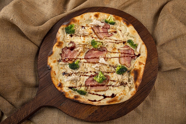 Uma fatia de pizza quente na mesa de madeira