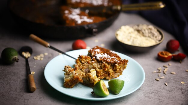 Uma fatia de torta de aveia em um prato.