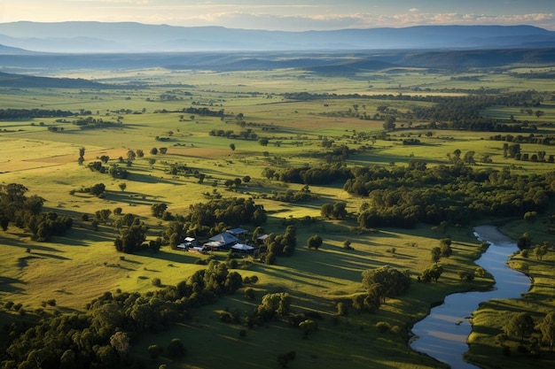 Uma fazenda é cercada por montanhas e florestas.