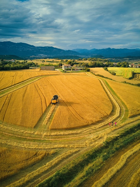 Uma fazenda no japão é vista de cima.