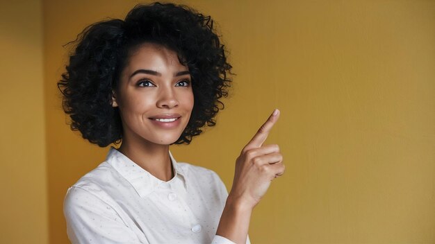 Uma fêmea de raça mista bonita com cabelo crocante tem um sorriso gentil mostra-lhe algo agradável indica