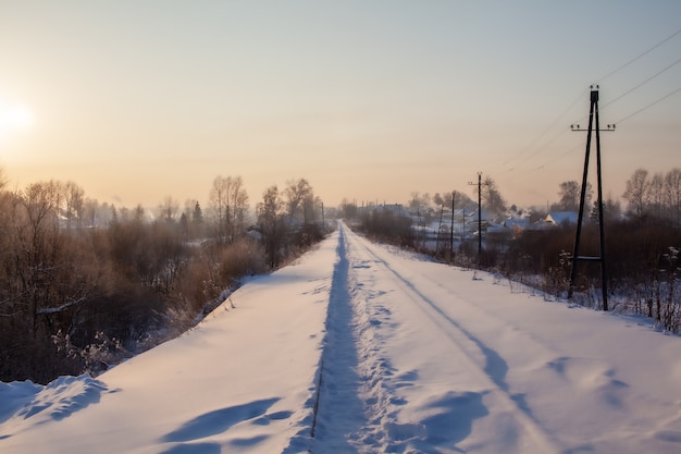 Uma ferrovia coberta de neve e um caminho percorrido por pessoas no inverno. muita neve.