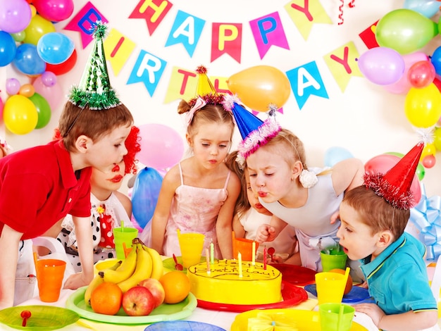uma festa de aniversário com um chapéu de aniversário