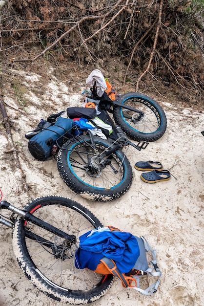 Uma fetbike turística e outra bicicleta estão na areia