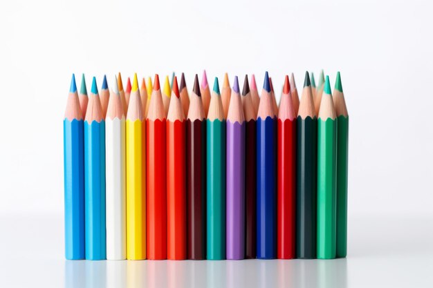 Uma fila arrumada de lápis coloridos dispostos em um gradiente que representa a criatividade artística e o design