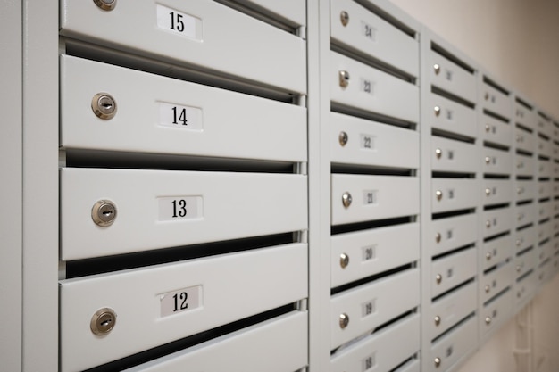 Uma fila de novas caixas de correio vazias com números de apartamentos