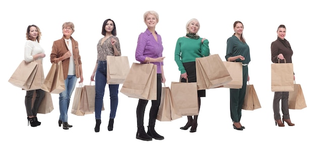 Uma fila de pessoas com sacolas de compras isoladas