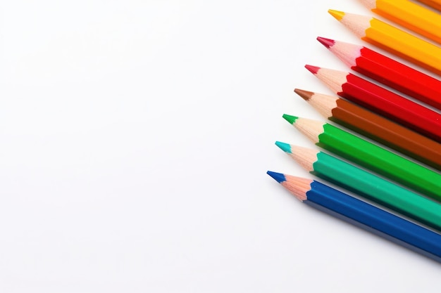 Uma fileira de lápis coloridos em grupo sobre fundo branco