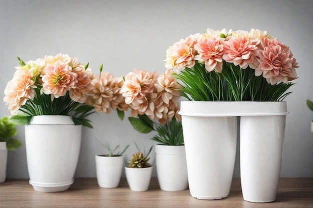 uma fileira de vasos brancos com flores neles estão alinhados em uma mesa
