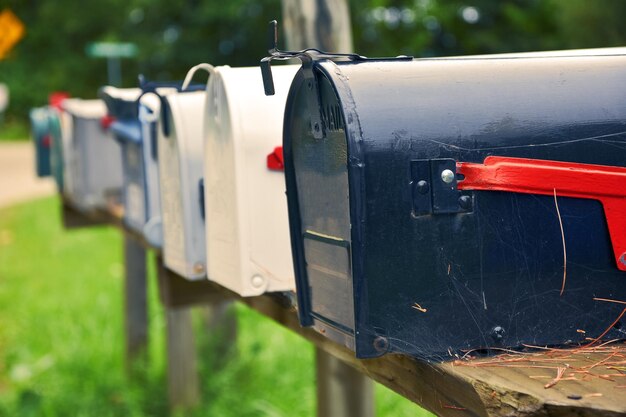 Foto uma fileira isolada de caixas de correio de metal nos eua em poste de madeira no conceito de correio do campo de nova york